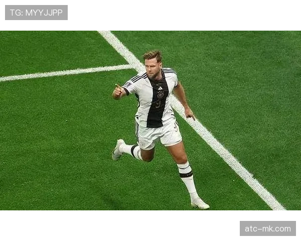 格雷罗精准弧线传中越过三人,菲尔克鲁格头球砸中横梁 格雷罗精准弧线传中越过三人,菲尔克鲁格头球砸中横梁